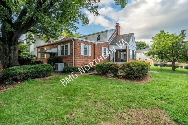 Building Photo - 2300 N Buchanan St