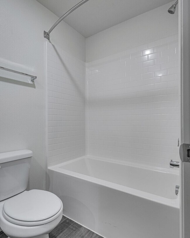 Building Photo - Like-new home with modern finishes and ope...