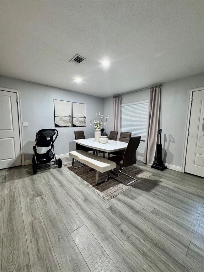 Building Photo - 6Bed 3 bath ...  MOTHER/DAUGHTER BEAUTIFUL HOUSE IN DOWNTOWN KISSIMMEE!!!