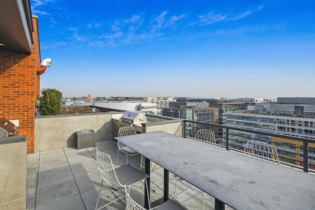 Building Photo - Fabulous 1 Bed/1 Bath condo at The Avidian...