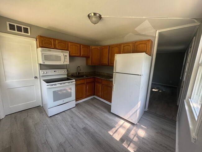 Building Photo - 125 Woodlawn Cir