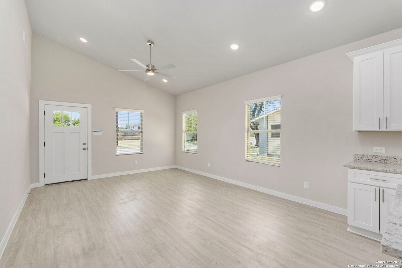 Building Photo - 510 Carol Crest St