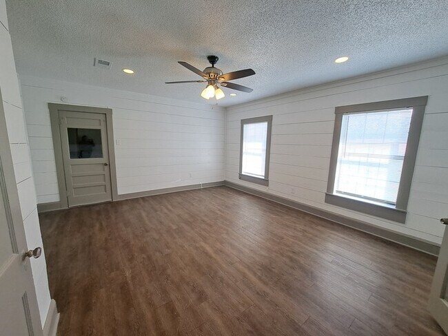 Building Photo - 208 S Andrews Dr