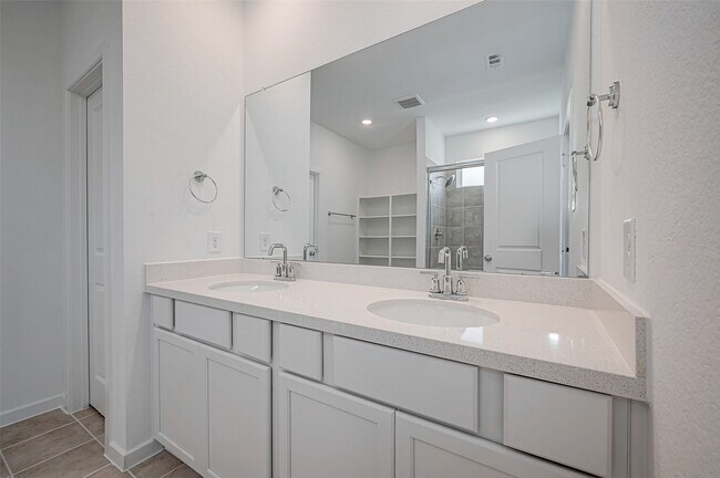 Building Photo - 1127 Sugar Dr