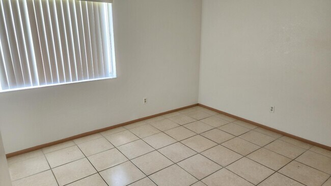 Building Photo - 651 NW Sharpe St