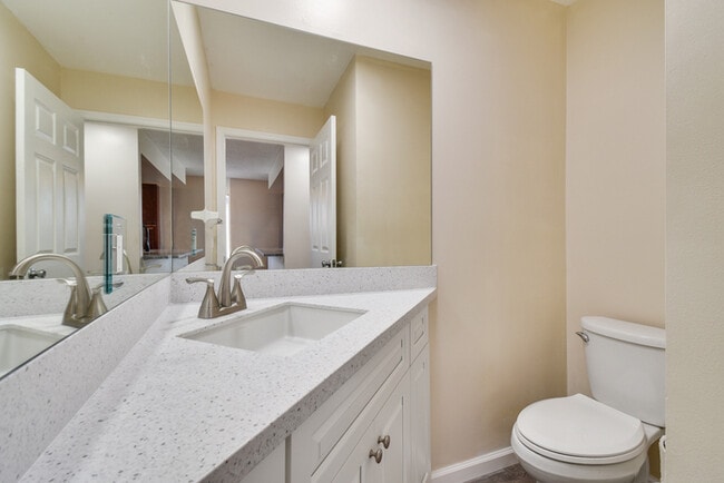 Building Photo - BEAUTIFUL THREE BEDROOM TOWNHOME WITH GARAGE(AVAILABE NOVEMBER)