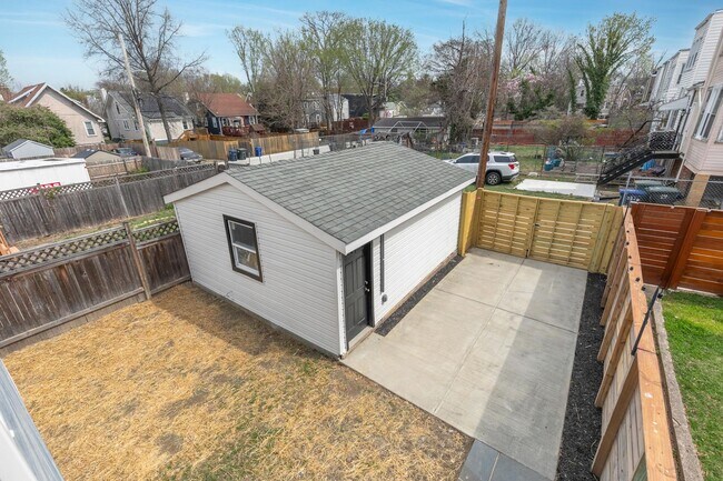 Building Photo - Spacious Fully Renovated Tudor Duplex w/ 3...