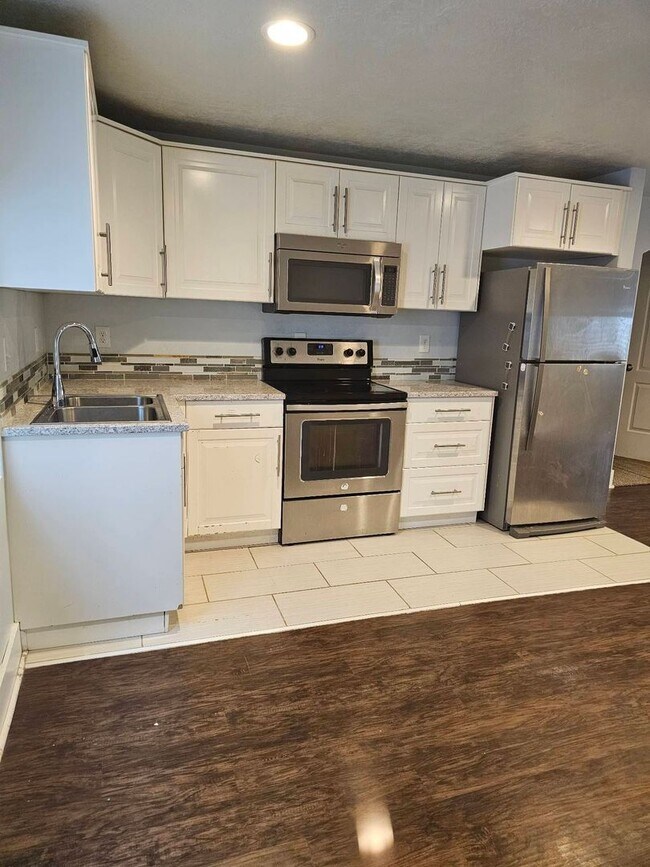 Building Photo - 1848 Woodview Dr W