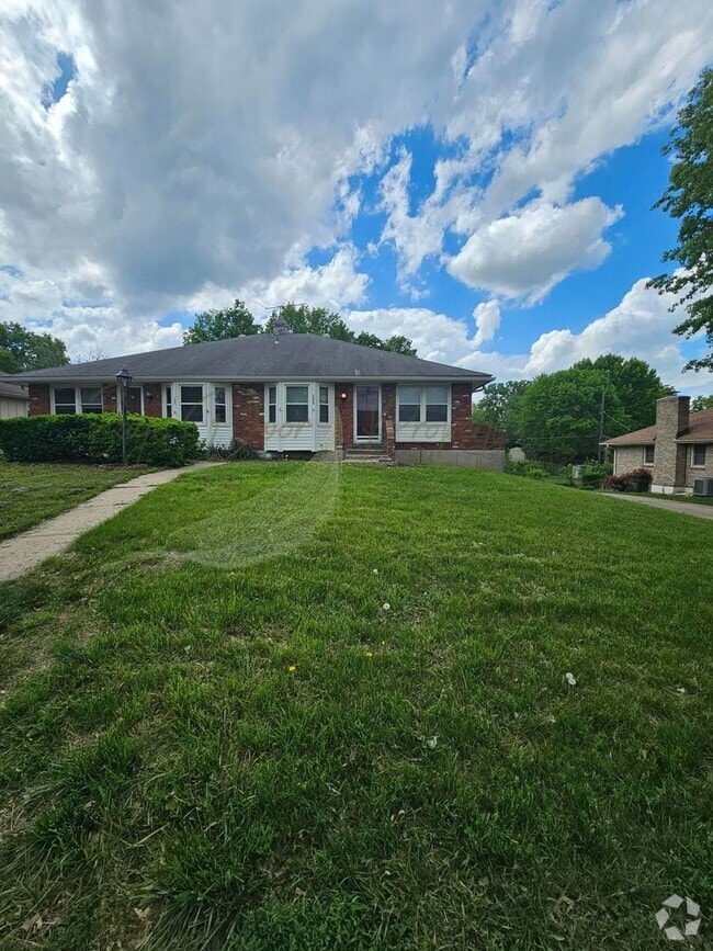 Building Photo - TOWNHOME IN BLUE SPRINGS!!!