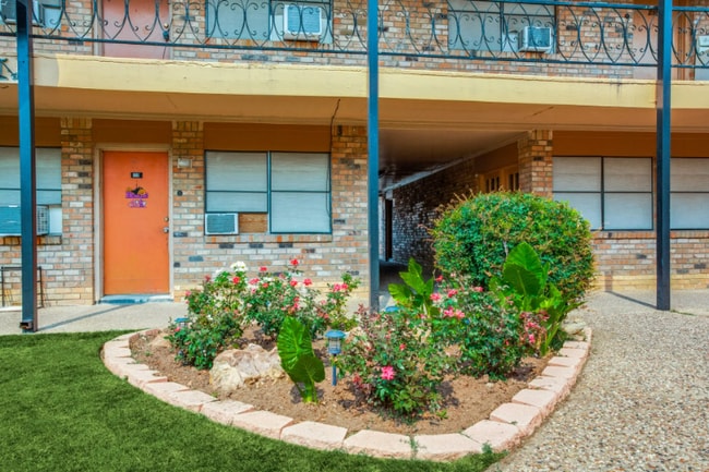 Building Photo - 501 Fuller St