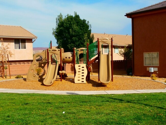 Building Photo - 3 bed, 2.5 bath town house *Internet Included