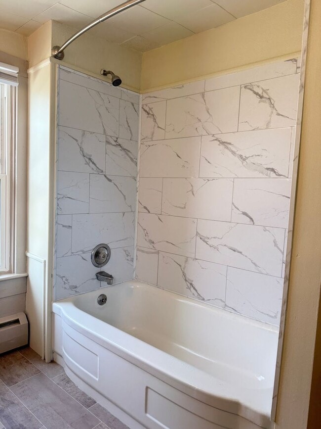 Building Photo - Spacious 3 bedroom 1 Bathroom Home in Manh...