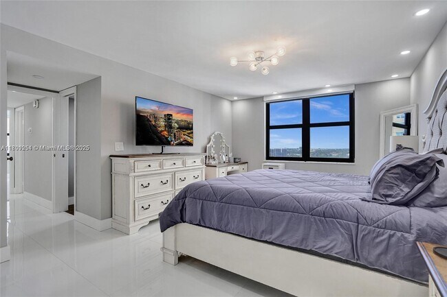 Building Photo - 2301 S Ocean Dr