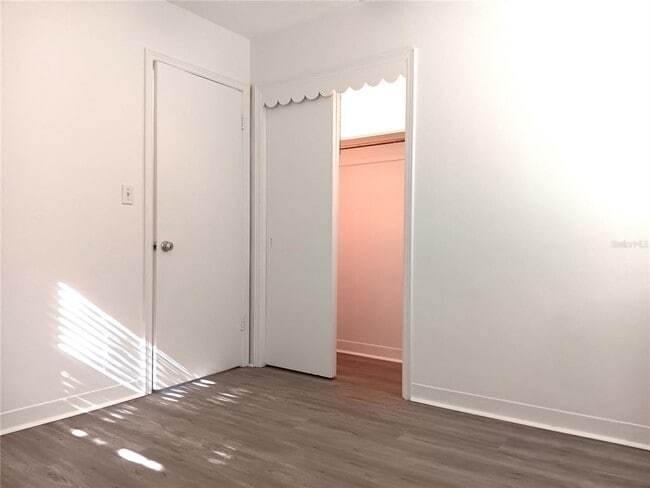 Building Photo - 4942 Oxford Ave N