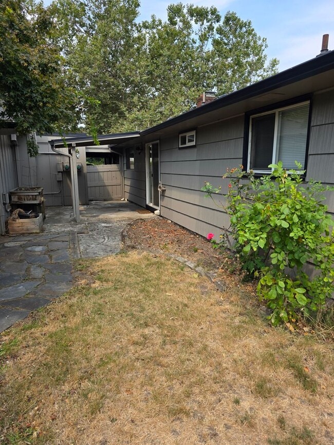 Building Photo - 1190 W 18th Ave