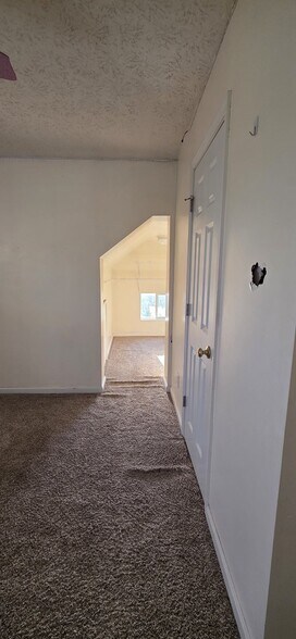 Building Photo - 2545 Hillsdale Dr
