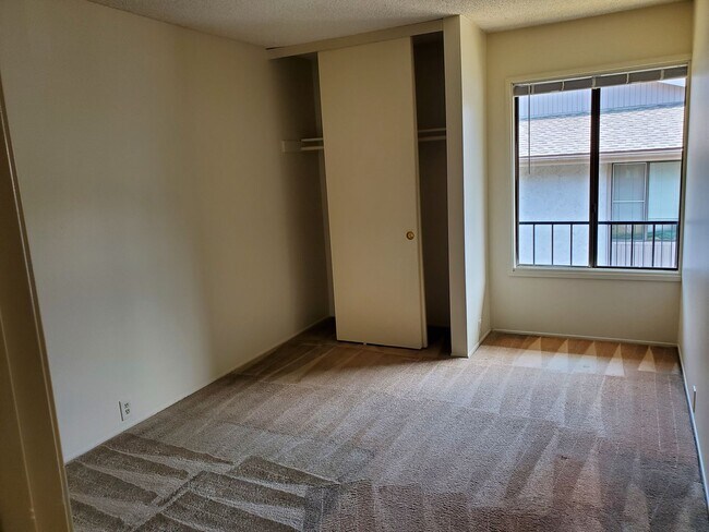 Building Photo - EASTER WAY-CONVENIENTLY LOCATED ON UCSD BU...