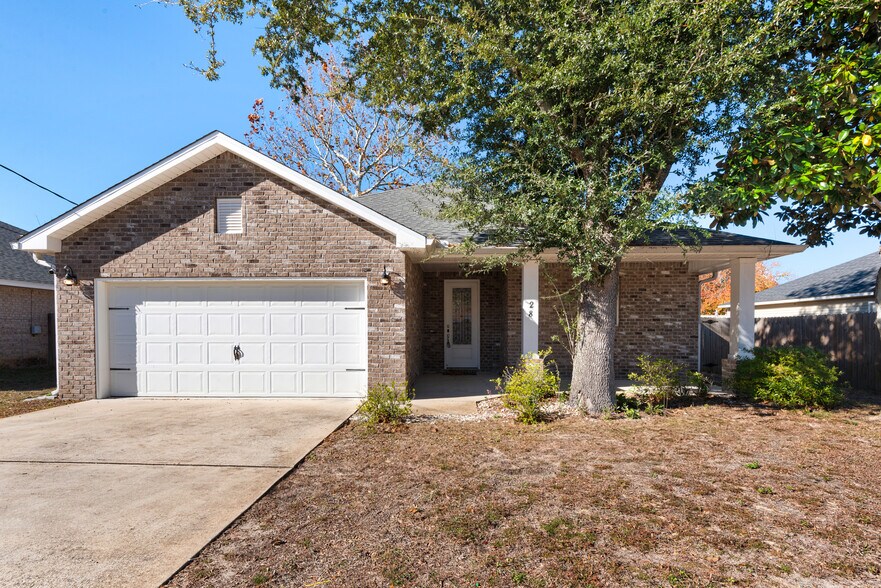 Front yard with plenty of space for parking - 28 Snook Rd