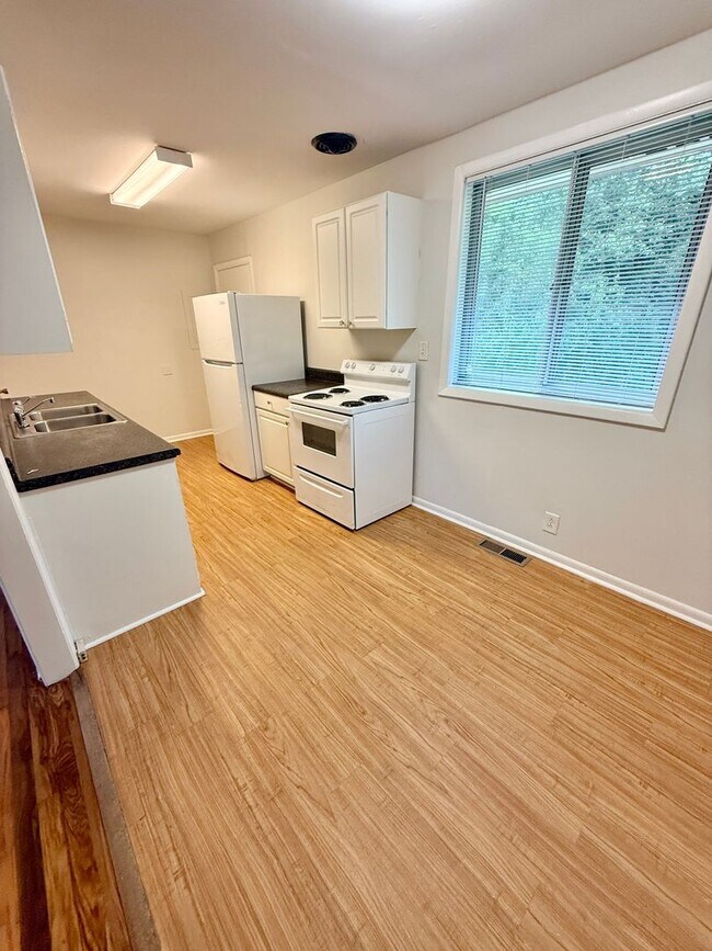 Building Photo - 2 BR 1 Bath Duplex with convenient airport...