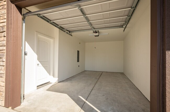 Building Photo - 904 N Olive Ave