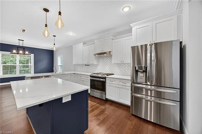 Building Photo - ****** $200 OFF FIRST FULL MONTH OF RENT!! ******