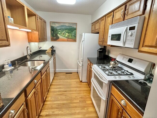 Building Photo - 17 Ashford Dr