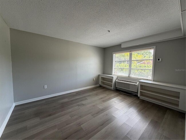 Building Photo - 406 S Cedar Ave