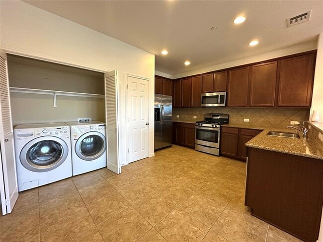 Building Photo - 9201 Brodie Ln