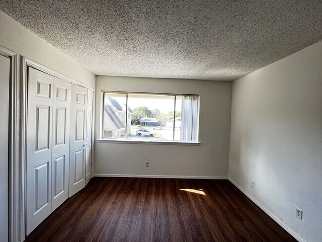 Building Photo - Location! Location! Location! Lovely 2-Sto...