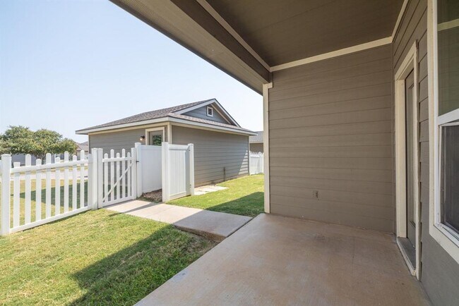 Building Photo - 1704 Willow Vista