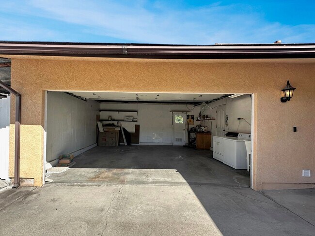Building Photo - Charming 4BD/2BA House in San Carlos W/ W/...