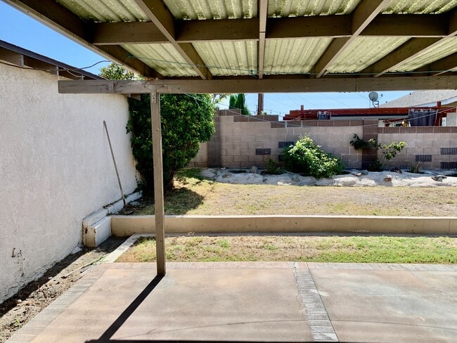 Building Photo - Charming Single Story Home