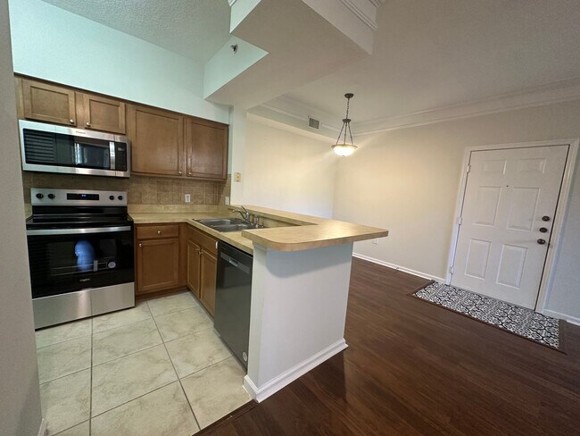 Building Photo - Second Floor 1/1 in Gated Palm Beach Gardens Community