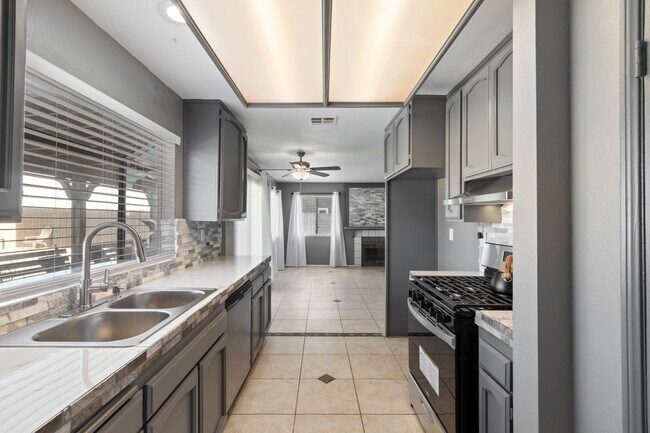 Building Photo - 43865 Carefree Ct