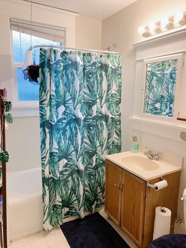 Building Photo - PRELEASE: 7 bdrm/2 bath in the York Neighborhood!