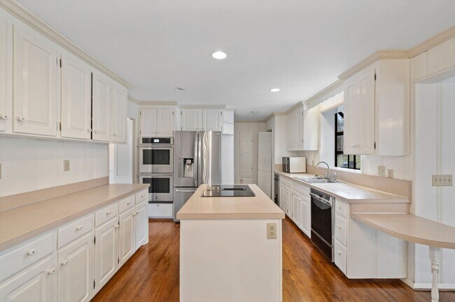 Building Photo - 4BR/3BA Forest Hills Luxury Rental