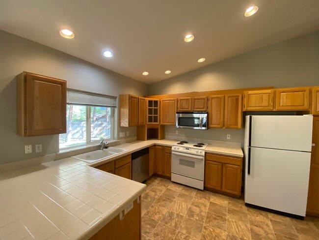 Building Photo - Spacious 2 Bedroom + office! Large yard!  ...