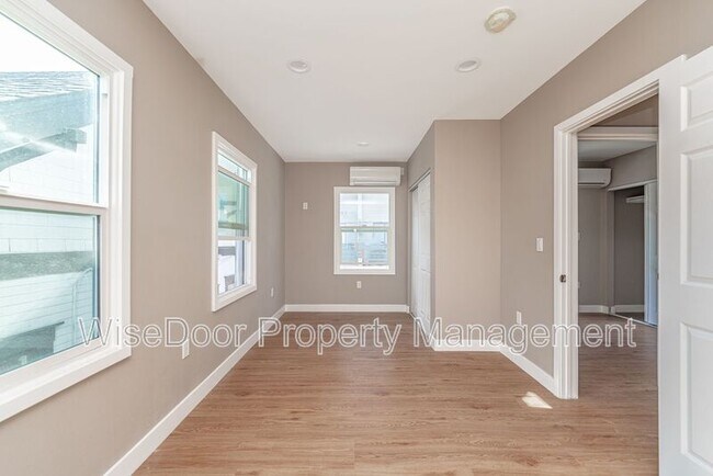 Building Photo - 1510 N Durant St