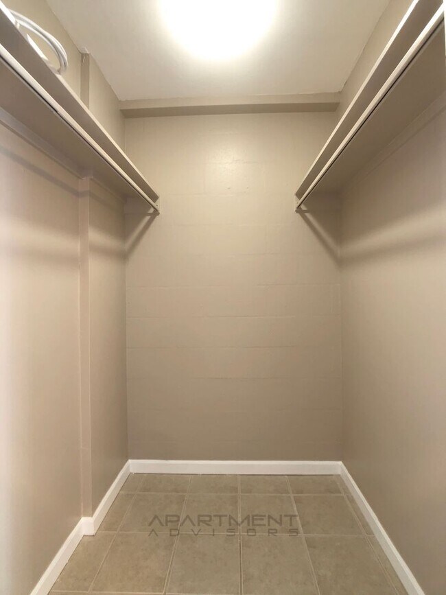 Building Photo - 2543 Kuhio Ave.