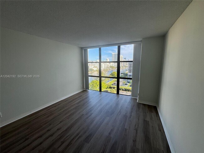 Building Photo - 800 Parkview Dr