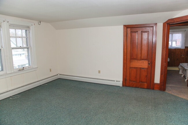 Building Photo - Large 3 Bedroom + Bonus Room with Laundry ...