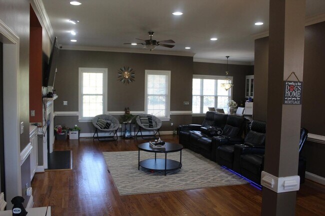 Building Photo - 4 Bedroom Single Family Home in Nashville