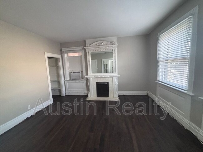 Building Photo - 322 N Newstead Ave