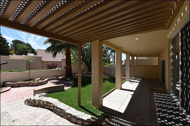 Building Photo - 1004 Los Jardines Cir