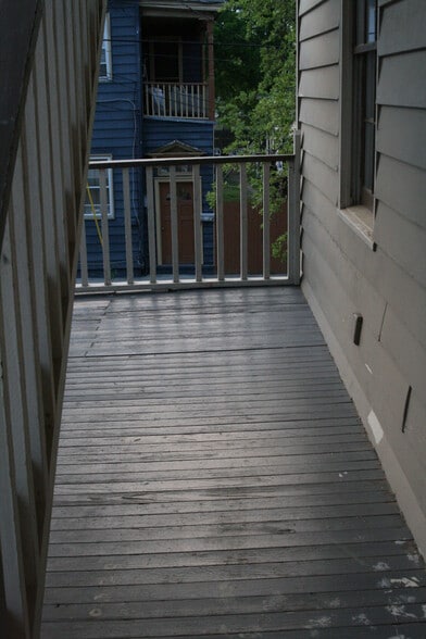 Piazza - 61 Cooper St