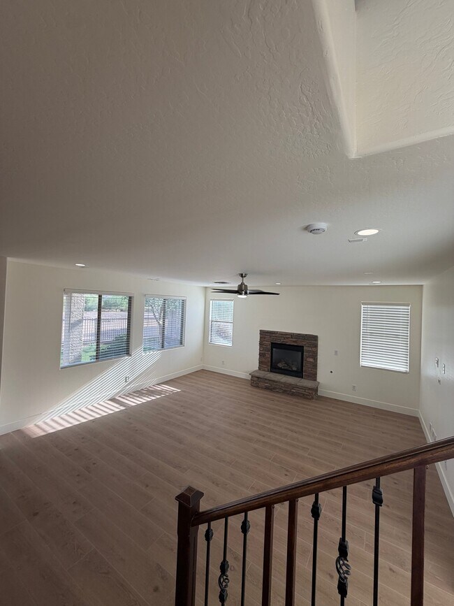 Building Photo - 2741 E Quiet Hollow Ln