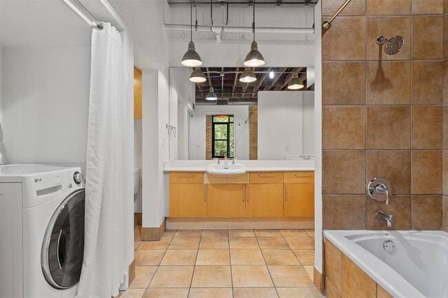 Building Photo - 411 Brazos St