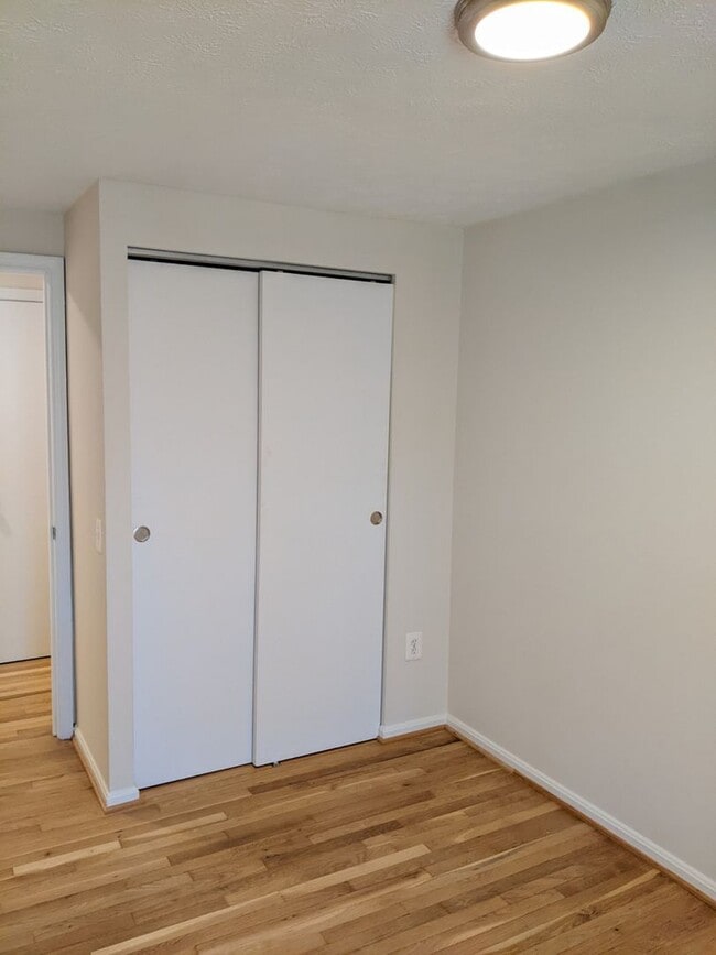 Building Photo - Renovated townhouse in established Frederick neighborhood ready mid February!