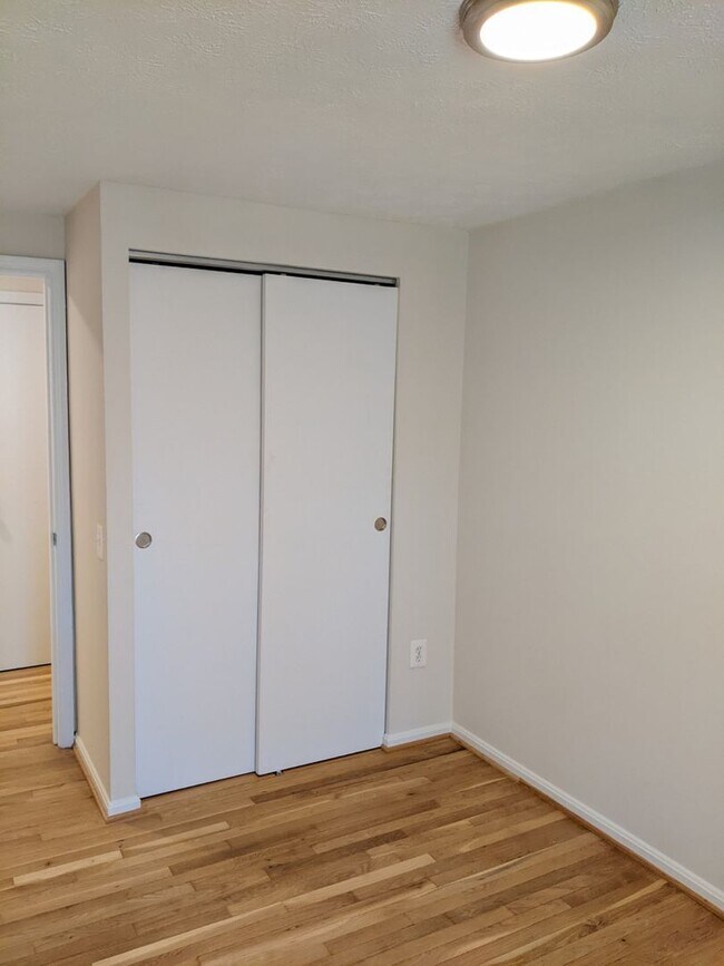 Building Photo - Renovated townhouse in established Frederick neighborhood ready now!