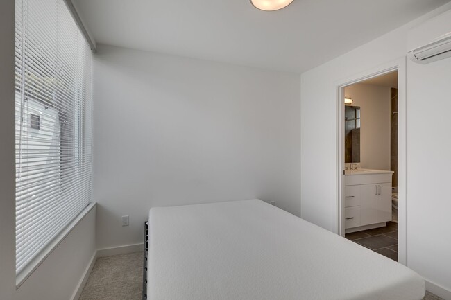 Building Photo - Modern & Bright Seattle 4 Bed Townhome!